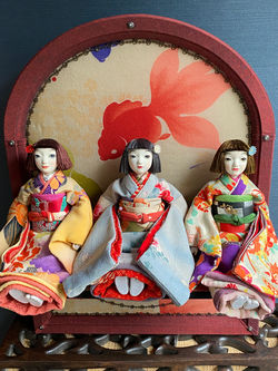３人ひないちま