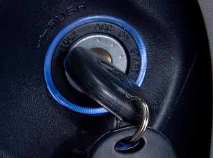 2011-toyota-sienna-key-and-ignition-phot