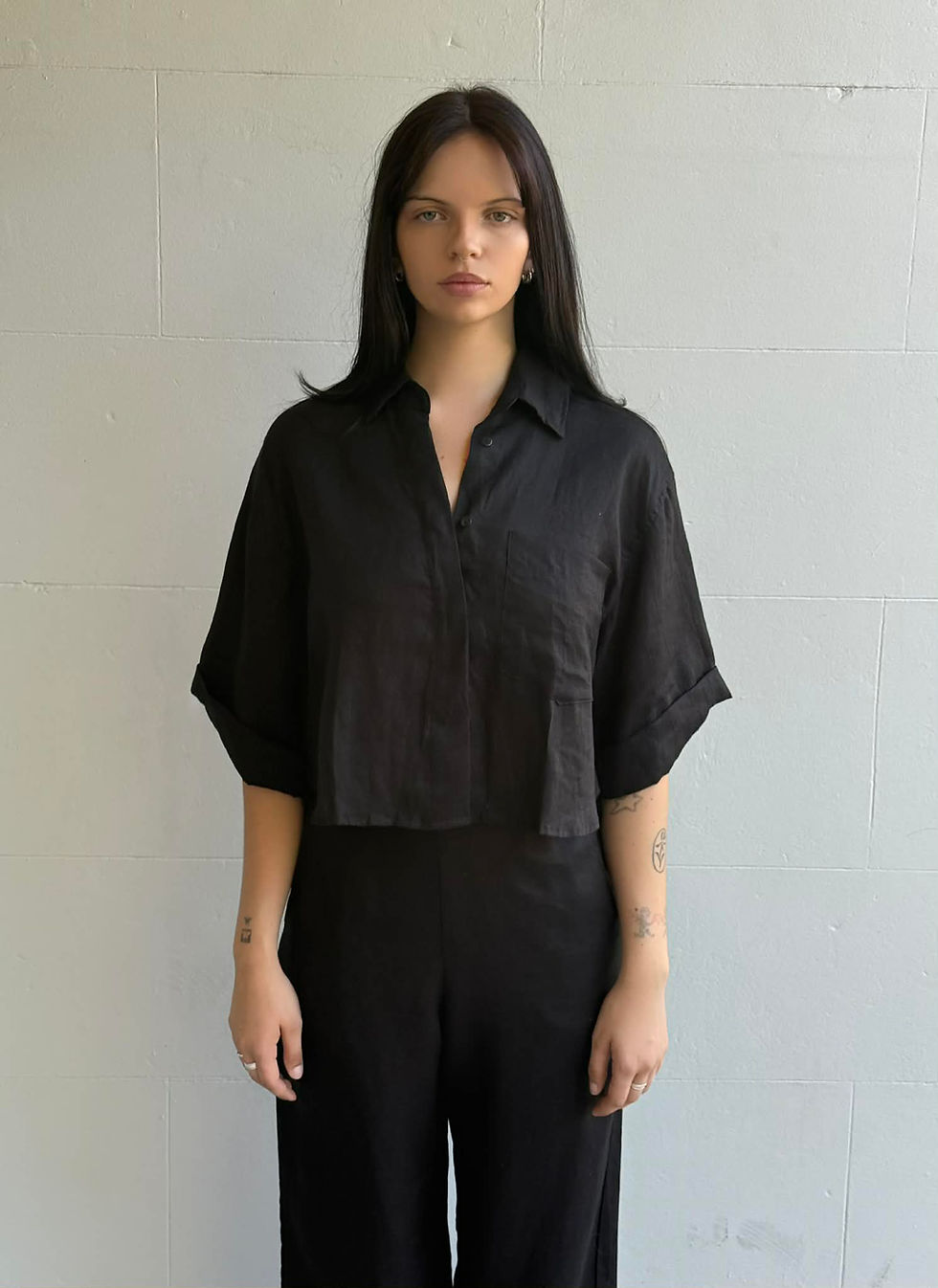 Tindra short sleeve shirt in a mid weight French Linen. Features patch pocket , short cuffed sleeves and high low hem. Wo