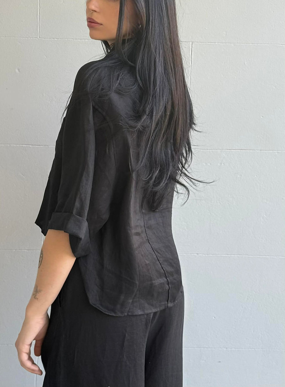 Tindra short sleeve shirt in a mid weight French Linen. Features patch pocket , short cuffed sleeves and high low hem. Wo