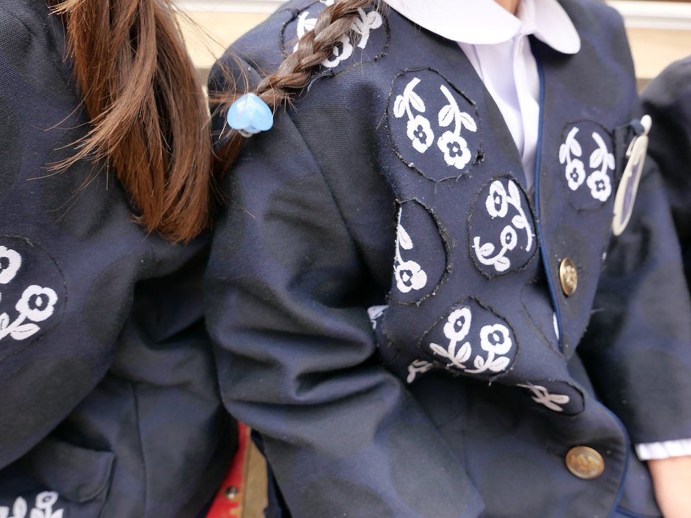 清明 制服と園庭