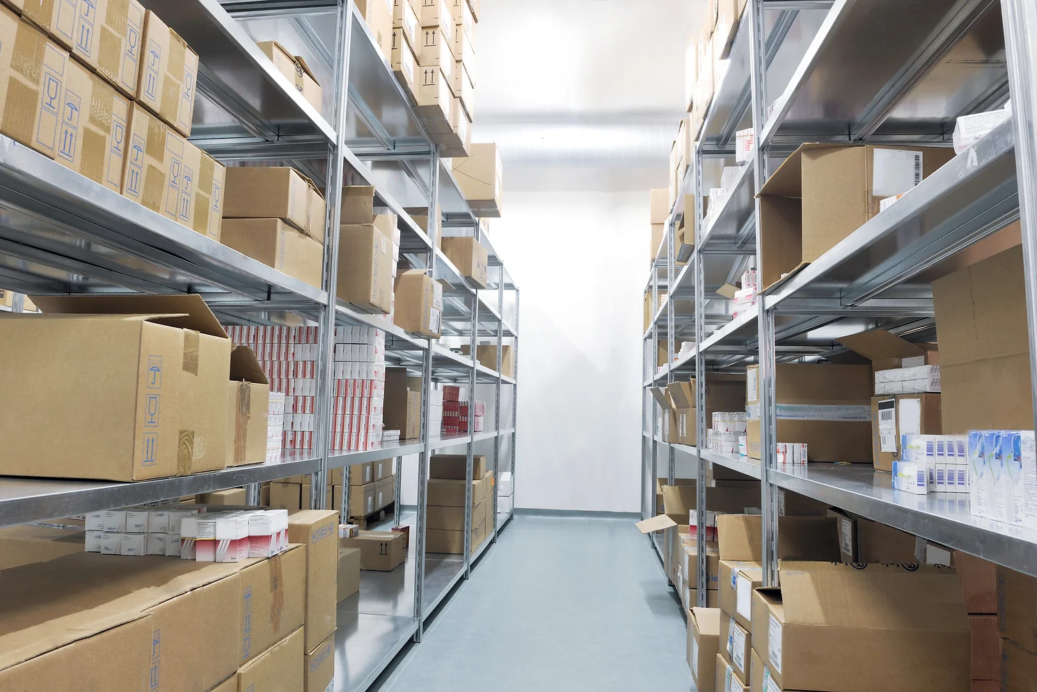 medical-factory-supplies-storage-indoor-SBI-300813965.webp