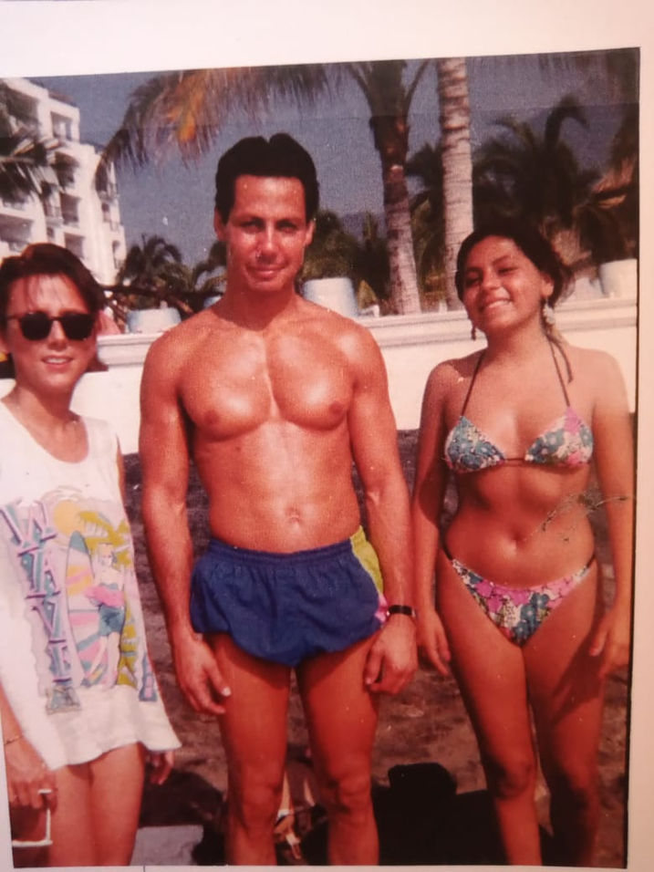 imagen con hijas.jpeg