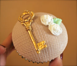 Burlap & golden key