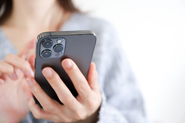 スマートフォンを持つ女性