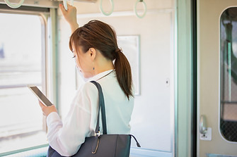 通勤帰りの女性