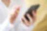 スマホで電話をかける女性