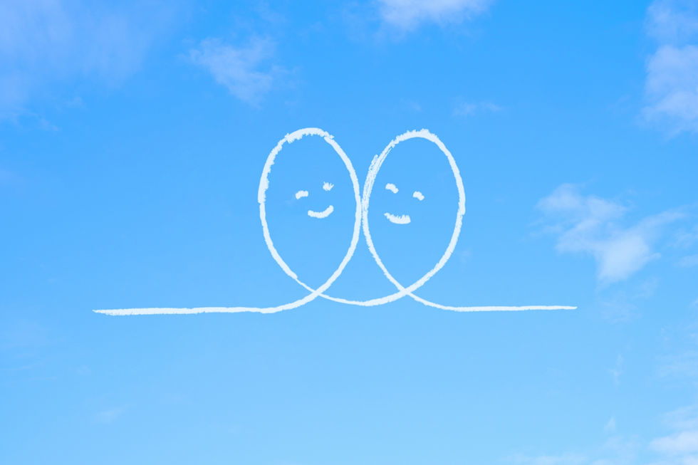 笑顔の飛行機雲と青空