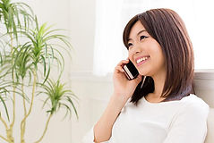 電話を掛ける女性
