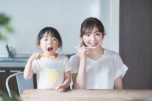 歯を磨く親子