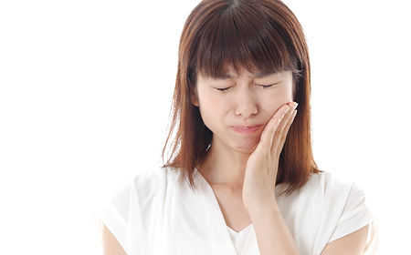 虫歯が痛む女性