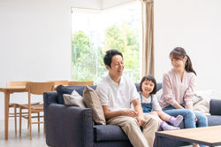 ソファで寛ぐ親子