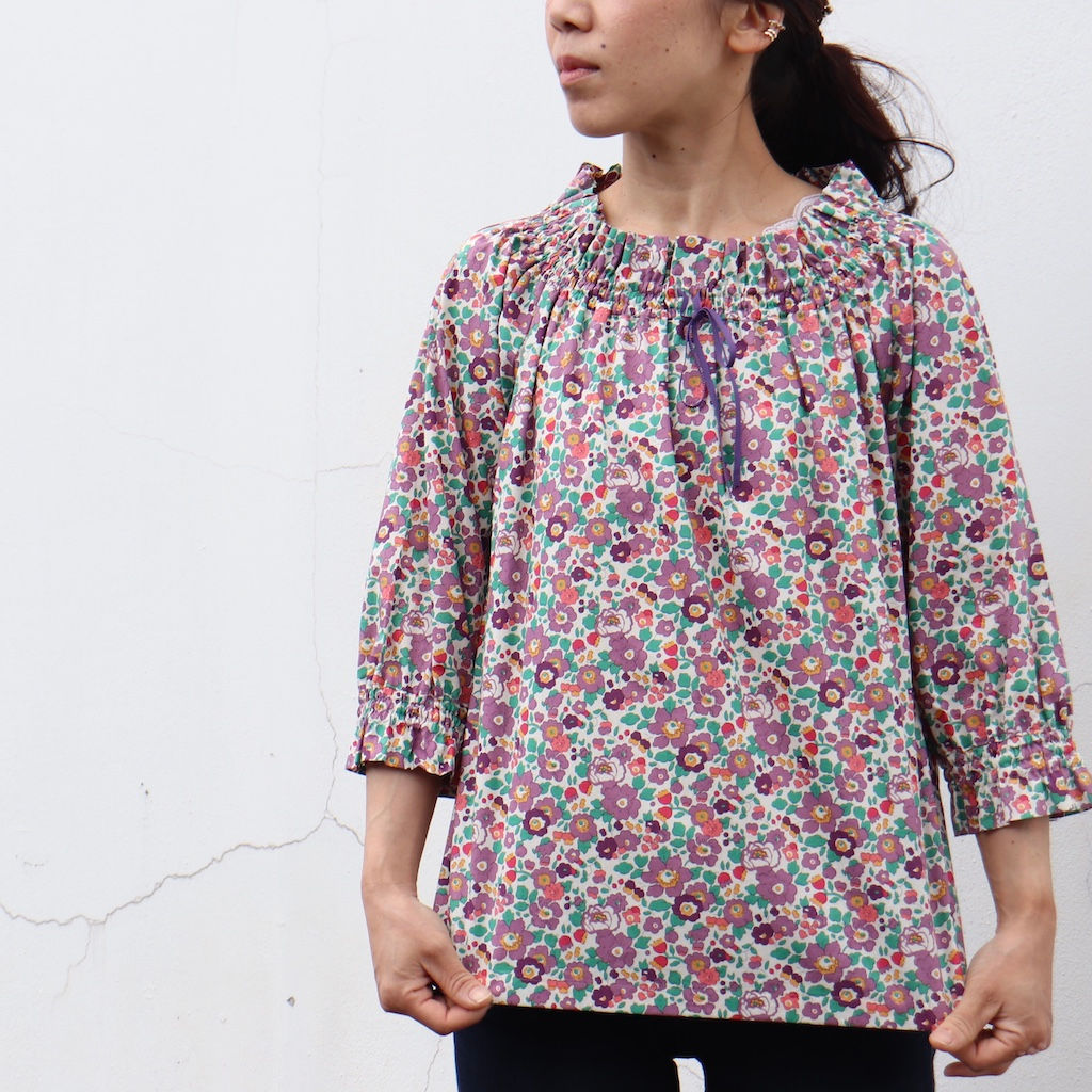 シャーリングネックブラウス