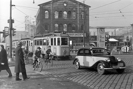 F2-Tw 651 + 2 f-Bw beim Bahnhofplatz einwärts Dezember 1950 tram München