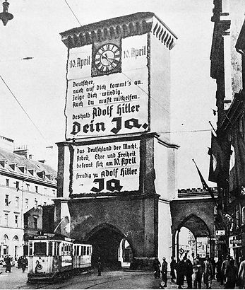 F-Zug durchfährt das Isartor einwärts 1938 münchen tram