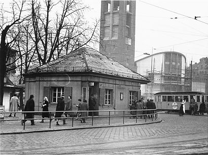 1954 Sendlingertorplatz Stationshaus.jpg