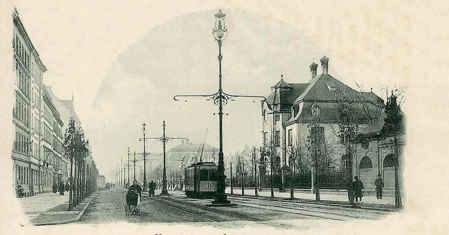 Mal abgesehen von der damaligen Art, Ansichtskarten auf der Bildseite zu beschreiben, sehen wir hier den TW 232 im Jahr 1904 über den Sendlingertorplatz fahren.