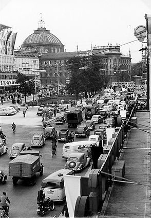 März 1954 Sonnenstrasse Karlsplatz Stachus Stau