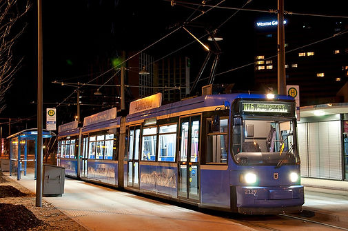N 16 wartet auf die Nachtschwärmer am Effnerplatz Münche tram