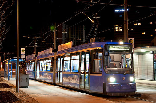 N 16 wartet auf die Nachtschwärmer am Effnerplatz Münche tram