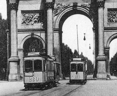 A2-Tw 289 kreuzt A2-Tw 161 der Linie 10 am Siegestor 1908 münchen tram