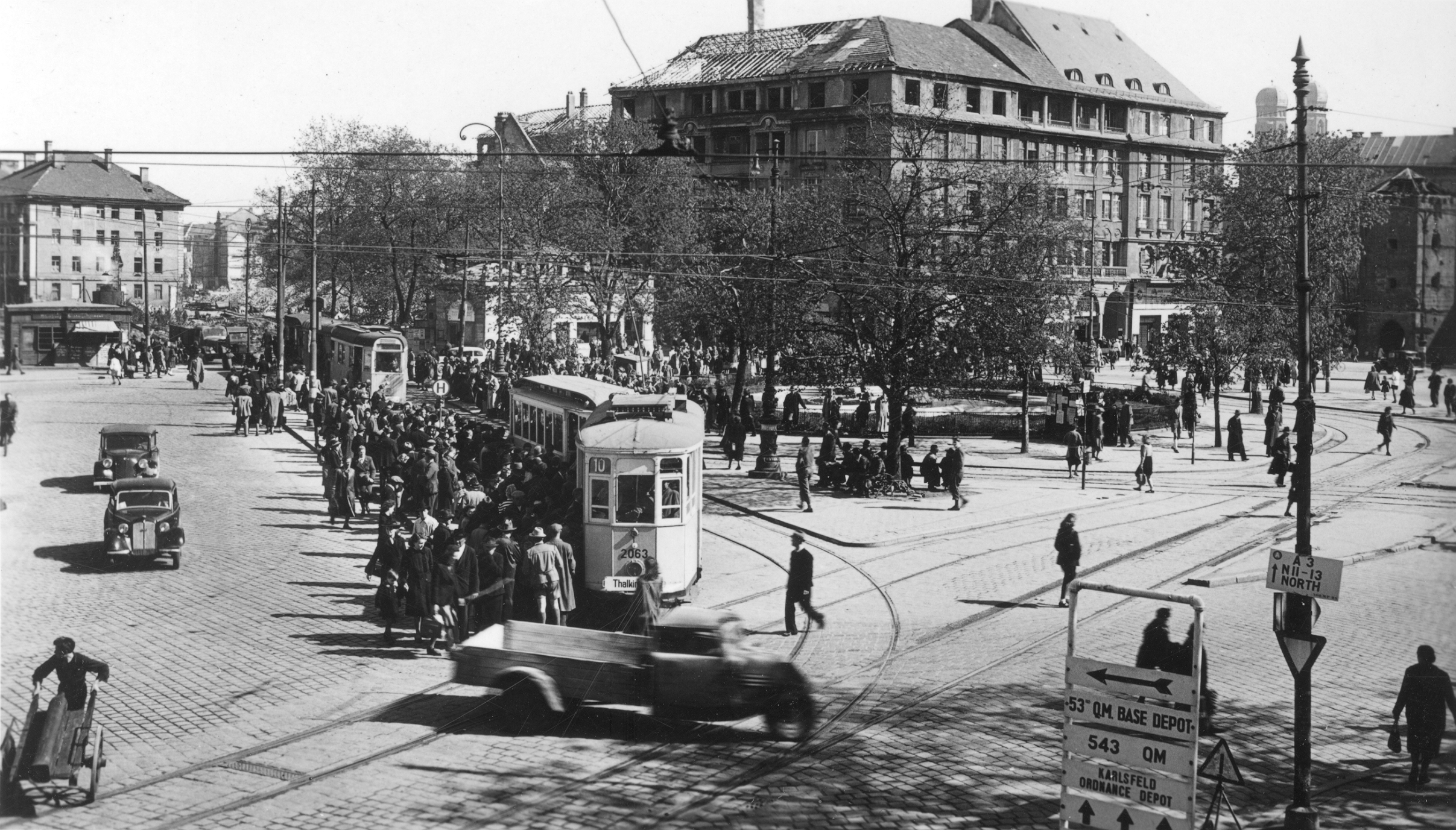 Nur wenige Fahrzeuge stehen aufgrund von Ersatzteilmangel zur Verfügung. Ein aus Mailand stammender Triebwagen wird am Sendlingertorplatz gestürmt, 22. April 1947. Archiv MVG