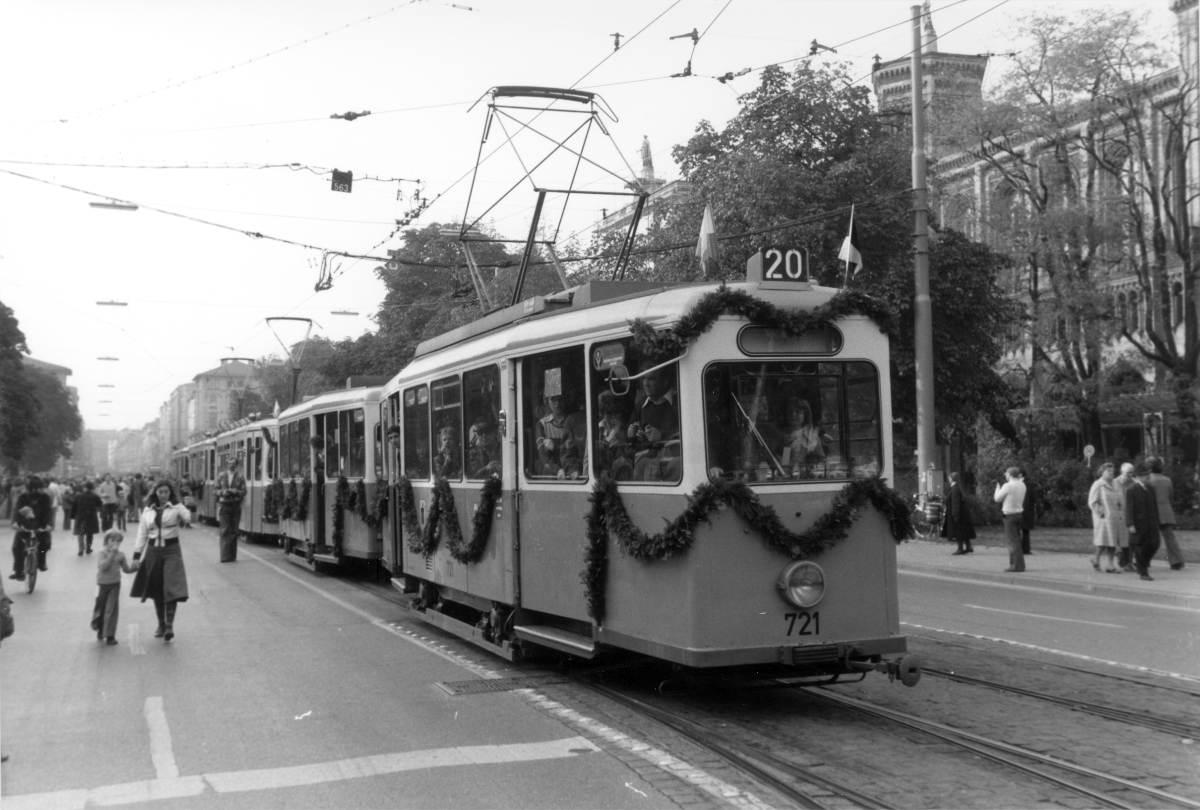 Fahrzeugkorso zur 100-Jahr-Feier im Oktober 1976. münchen tram feier korso