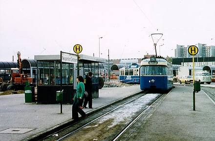 Tw 2041 + Bw 3036 fährt in die Endstation Neuperlach Zentrum ein 1980 tram trambahn münchen