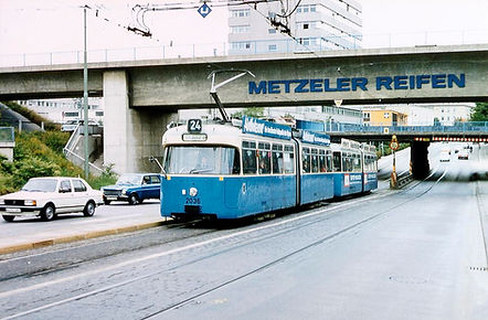 Tw 2036 + Bw 3022 hat die Eisenbahn-Unterführung Rosenheimer Straße passiert tram München