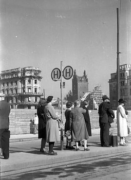 1947 Stachus Haltestelle.jpg