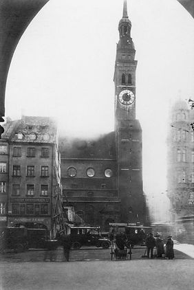 1911_Marienplatz_SchleckergäÃchen_DE-1
