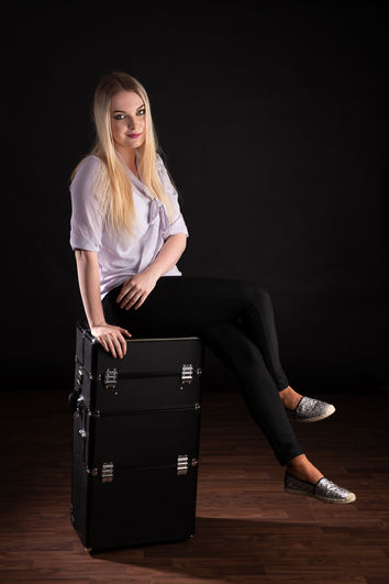 Profesní focení Uherské Hradiště - Profesní portrét vizážistky s pracovním kufrem