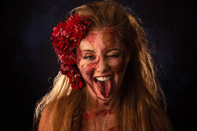 Umělecký beauty portrét ženy s kreativním make-upem a profesionálním stylingem, focení s vizážistkou v ateliéru.