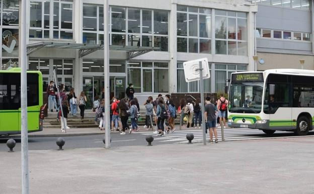 El retorno a las clases provoca una masificación en los autobuses con destino al campus de Leioa
