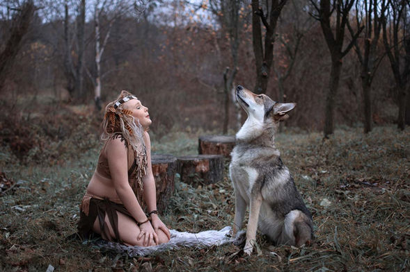 Kreativní portrét ženy s profesionálním make-upem a stylingem, vytvořený při focení s vizážistkou v ateliéru.