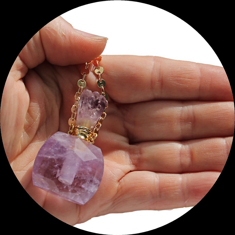 Miniaturbild: Parfum Flakon aus facettiertem Amethyst mit langer Kette aus vergoldetem Kupfer