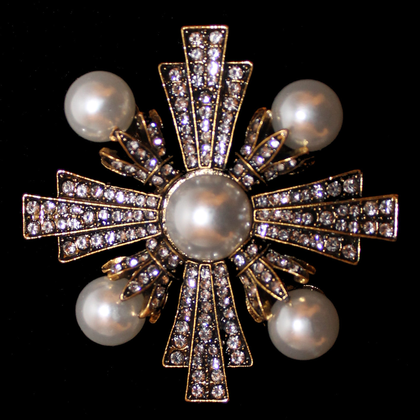 Brooch medal with white glass crystals and pearls in antique gold-coloured metal