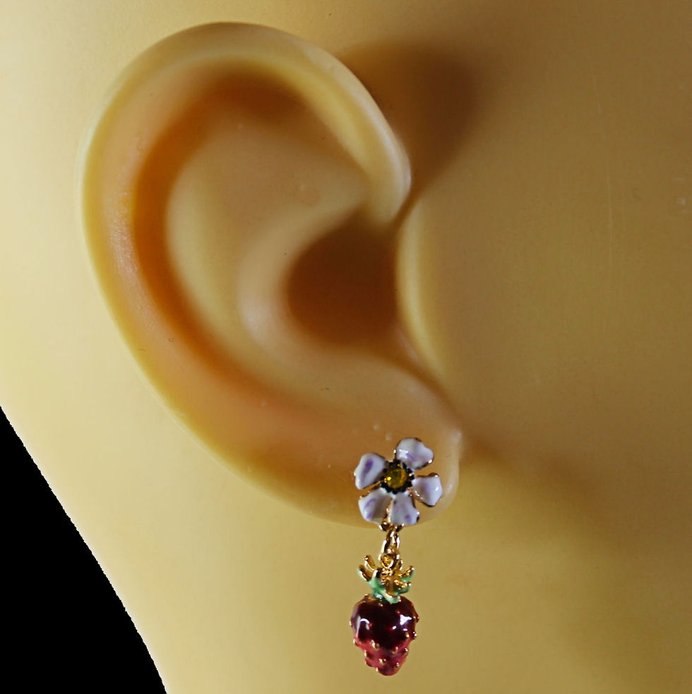 Miniaturbild: Ohrringe mit emaillierten Blüten und Walderdbeeren aus vergoldetem Metall