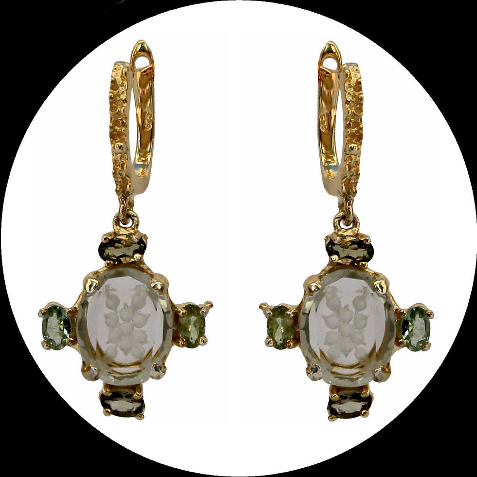 Ohrhänger mit gravierten grünen Amethysten und Turmalinen aus vergoldetem Silber
