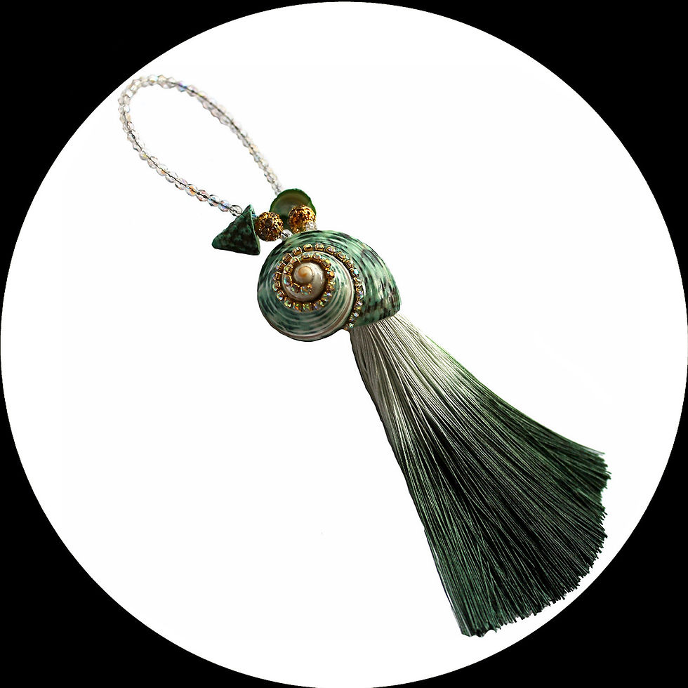 Hängedekoration mit grüner Muschel und grüner Quaste im Farbverlauf