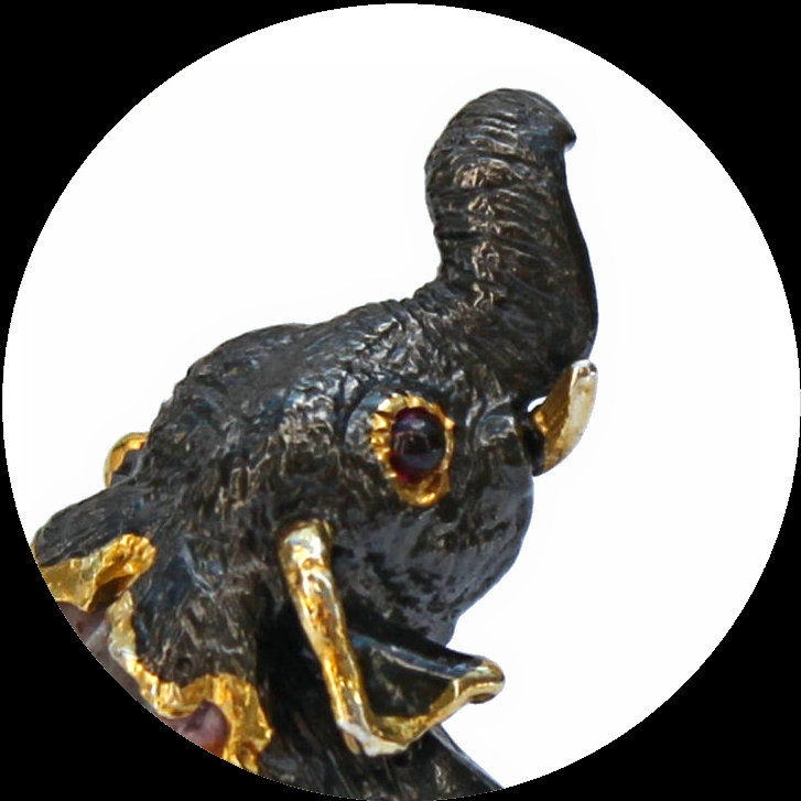 Miniaturbild: Ring Elefant mit gecarvtem Samargd aus geschwärztem 925er Silber, Größe 56/57