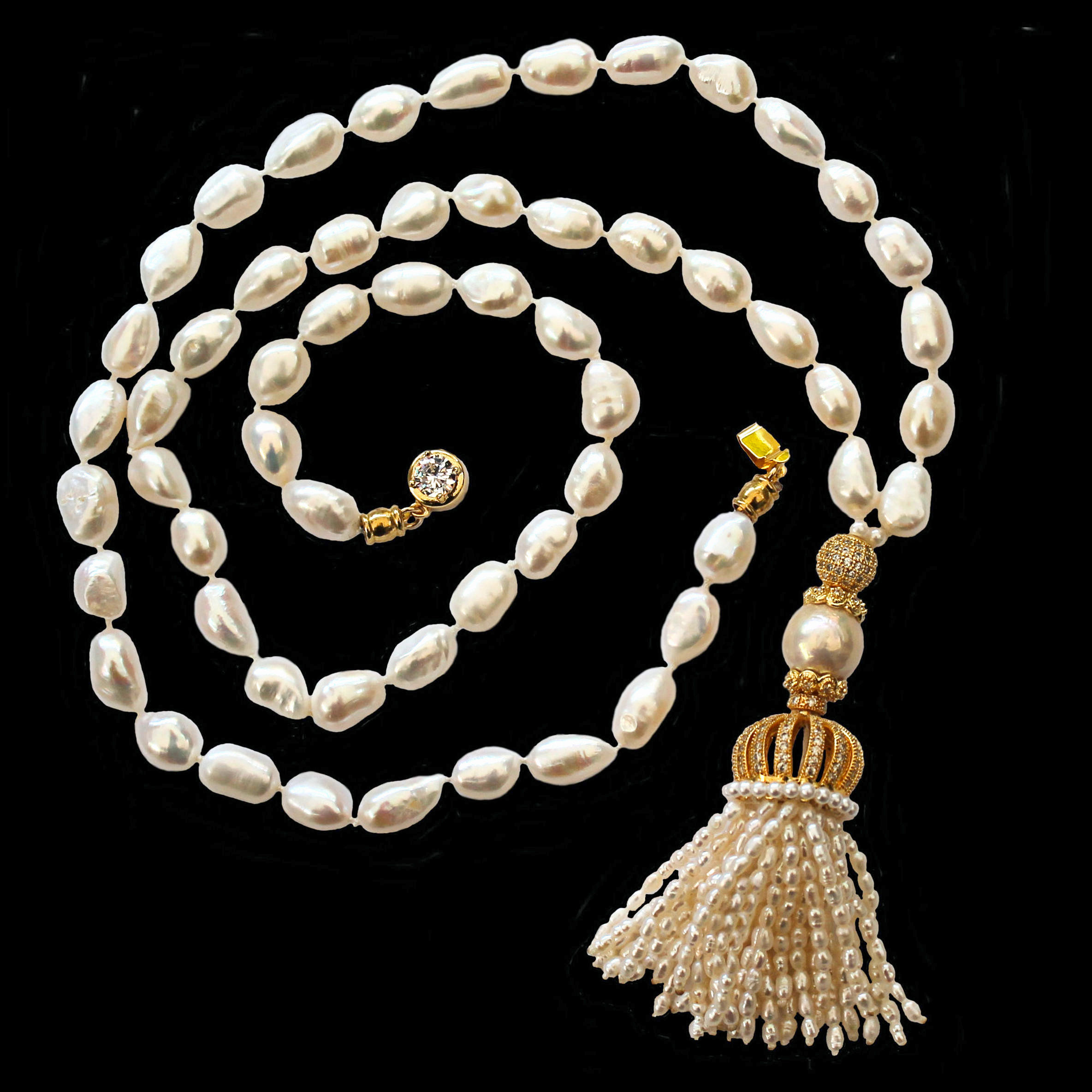 Longue chaîne avec gland et perles baroques blanches en cuivre doré