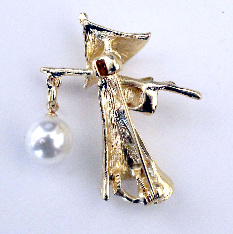 Miniaturbild: Brosche Reisbauer mit Hut und Perle aus goldfarbenem Metall