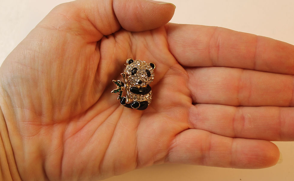 Miniaturbild: Kleine vergoldete Brosche Pandabär mit Bambuszweig, Kristallen und Emaille
