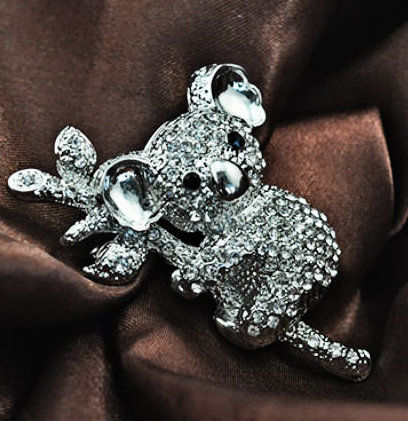 Miniatura: Spilla a forma di orso Koala in metallo argentato con cristalli bianchi