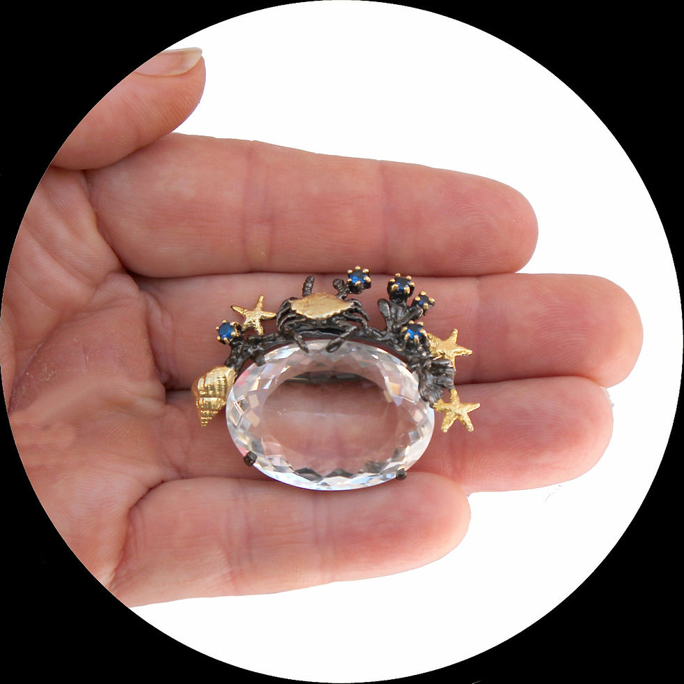 Miniature : Broche avec un grand cristal de roche et des motifs marins en argent sterling 925