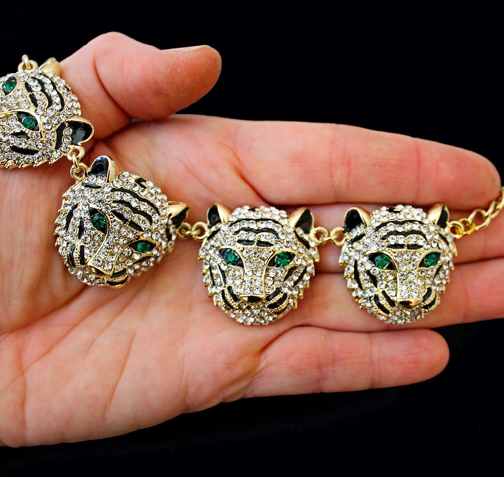 Miniatura: Set di collana e orecchini con teste di tigre in metallo placcato oro con pavé di cristallo