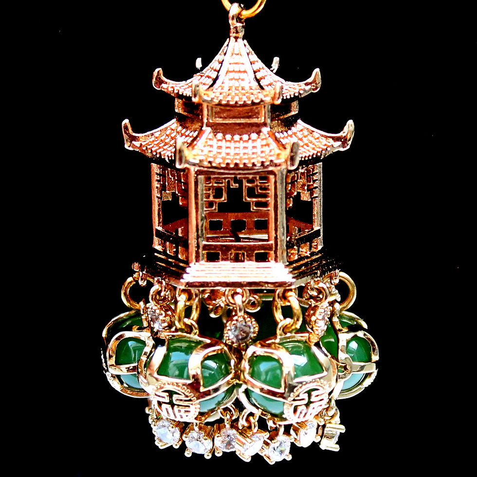 Miniaturbild: Lange Kette mit Pagodenanhänger, grünen Kristallen und Süßwasserperlen