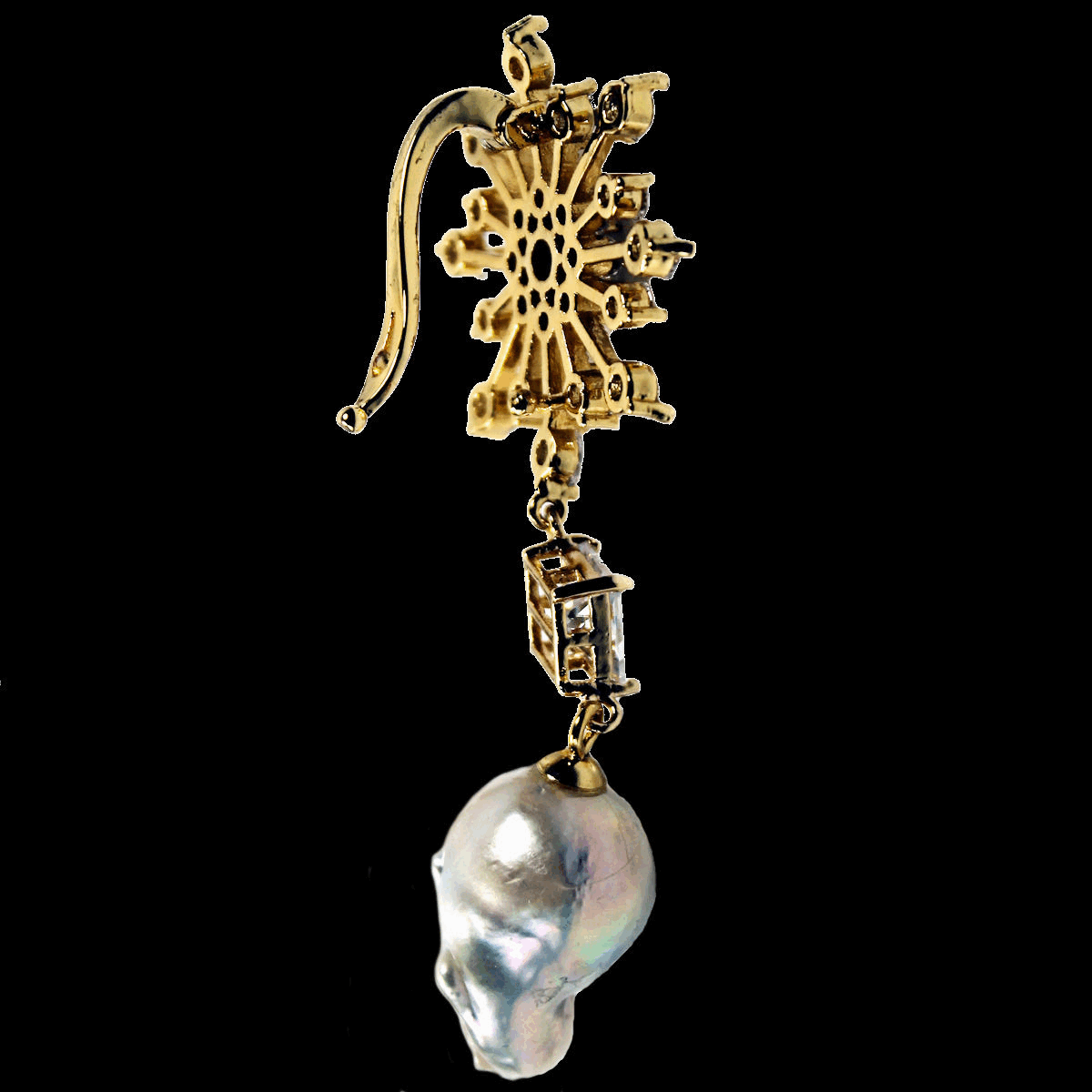 Clip pendant with zirconia-set snow crystal and large white baroque pearl