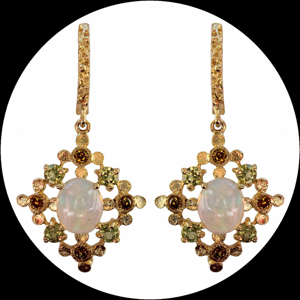 Ornamentierte Ohrhänger mit Opal und Peridot aus vergoldetem Silber